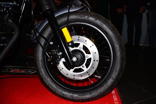 レジェンド150Sのフロント回り。正立フロントフォークで、ブレーキディスクはシングル