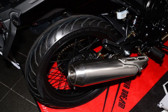 ジェントルマン200のマフラー回り。ネオクラシックなスタイリングながら、長めのマフラーが採用されている