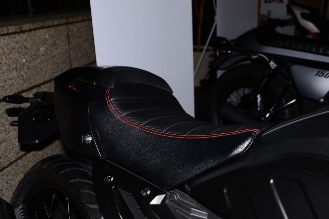 ジェントルマン200のシート。カラーステッチされている