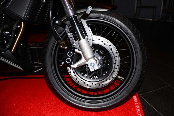 ジェントルマン200のフロント回り。ラジアルマウントキャリパーをダブルで装着