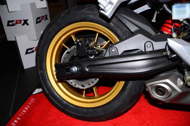 デーモン150GRのリヤ回り。ホイールは肉抜きされている