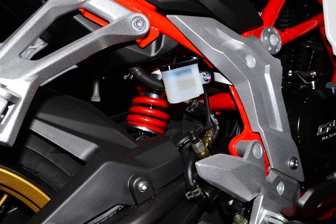 デーモン150GRのリヤショック。YSS製だ