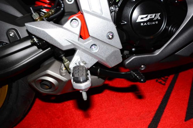 デーモン150GRのマフラーはショートタイプ