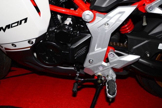 デーモン150GRのステップ。オフロードバイクのそれに近いようにも見える