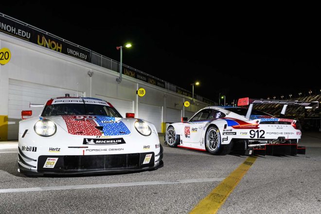 ブルモス・レーシングのデザインをまとったポルシェGTチームの『ポルシェ911 RSR』
