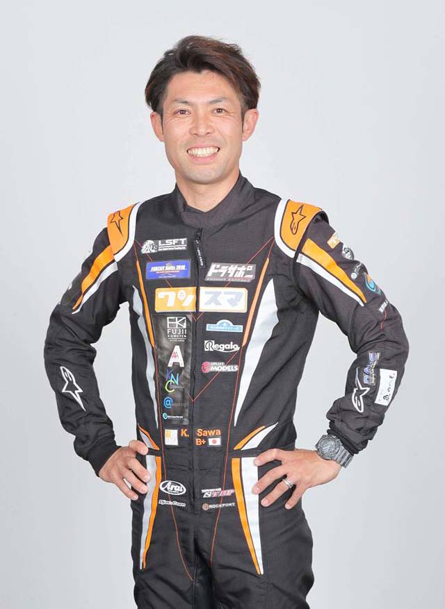 マクラーレンカラーのレーシングスーツを身に着けた澤圭太