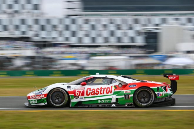 カストロールカラーの67号車フォードGTはクラス3番手