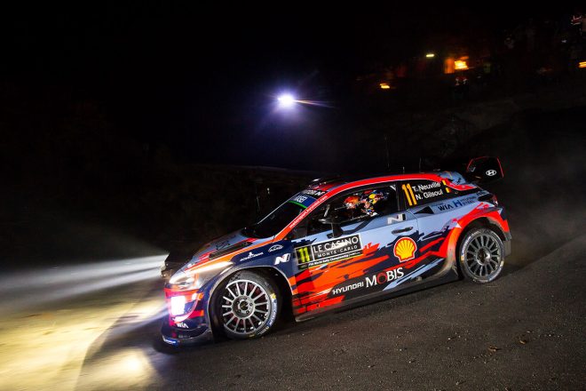 ファンサービスするセバスチャン・ローブ（ヒュンダイi20クーペWRC）