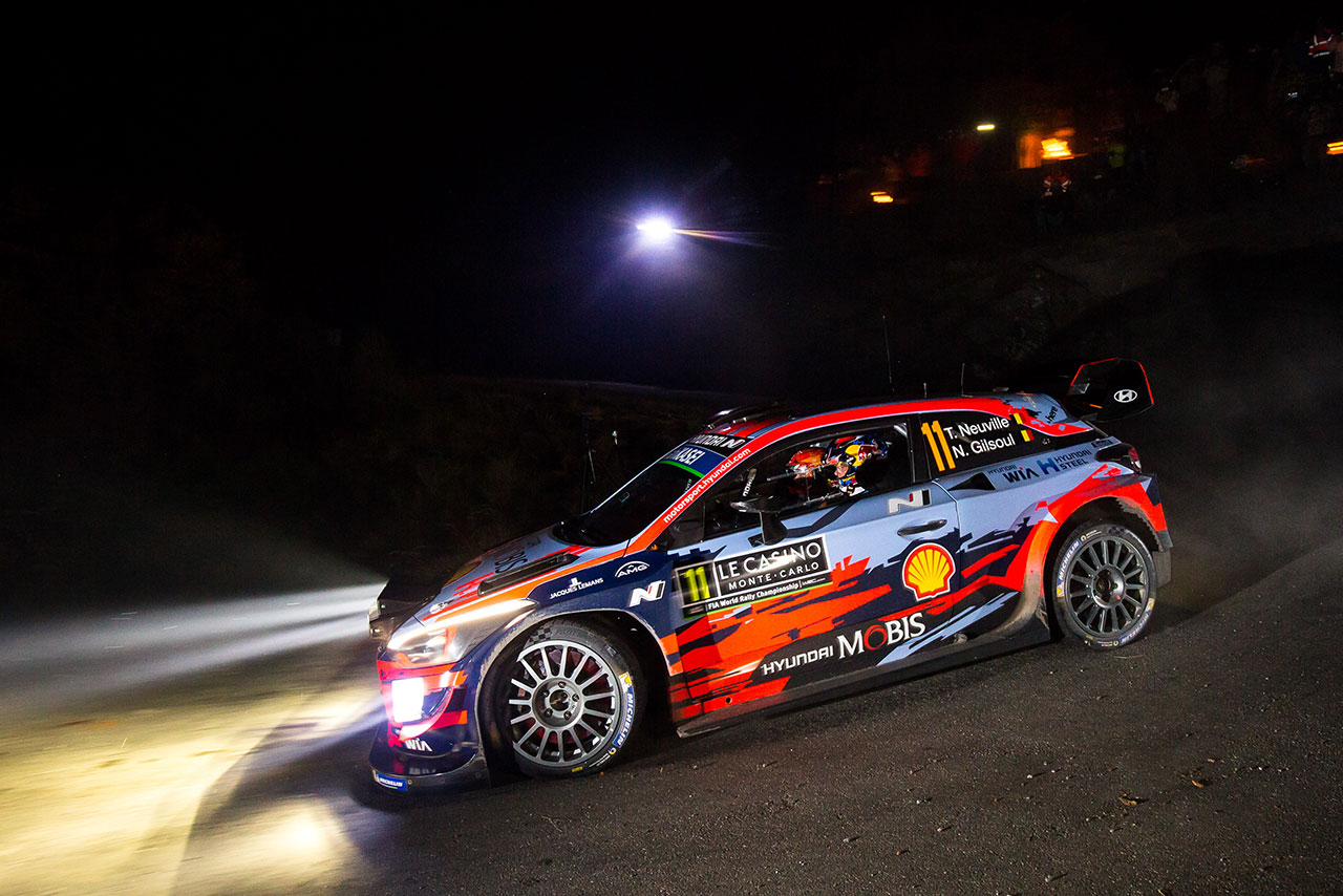 ファンサービスするセバスチャン・ローブ（ヒュンダイi20クーペWRC）