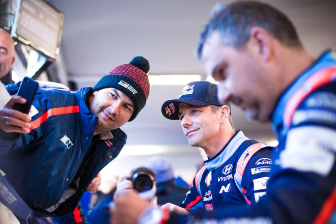 ファンサービスするセバスチャン・ローブ（ヒュンダイi20クーペWRC）