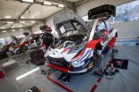 サービスパークでメンテナンスを受けるトヨタ・ヤリスWRC