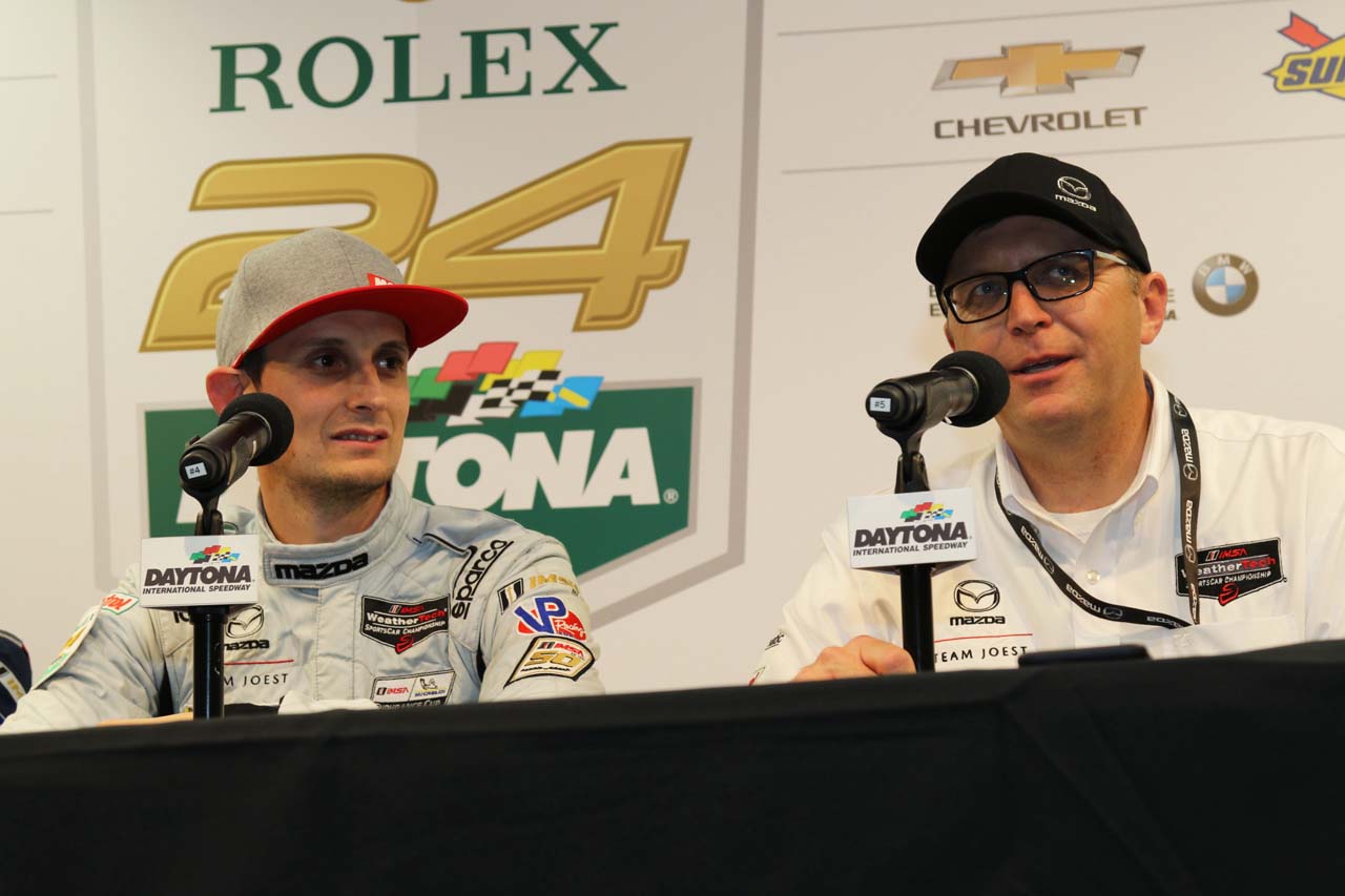 ポールシッター会見に臨んだオリバー・ジャービス（左）とジョン・ドゥーナン代表（右）