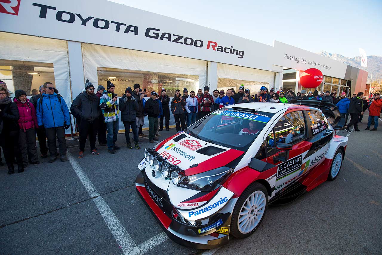 サービスパークを走るトヨタ・ヤリスWRC