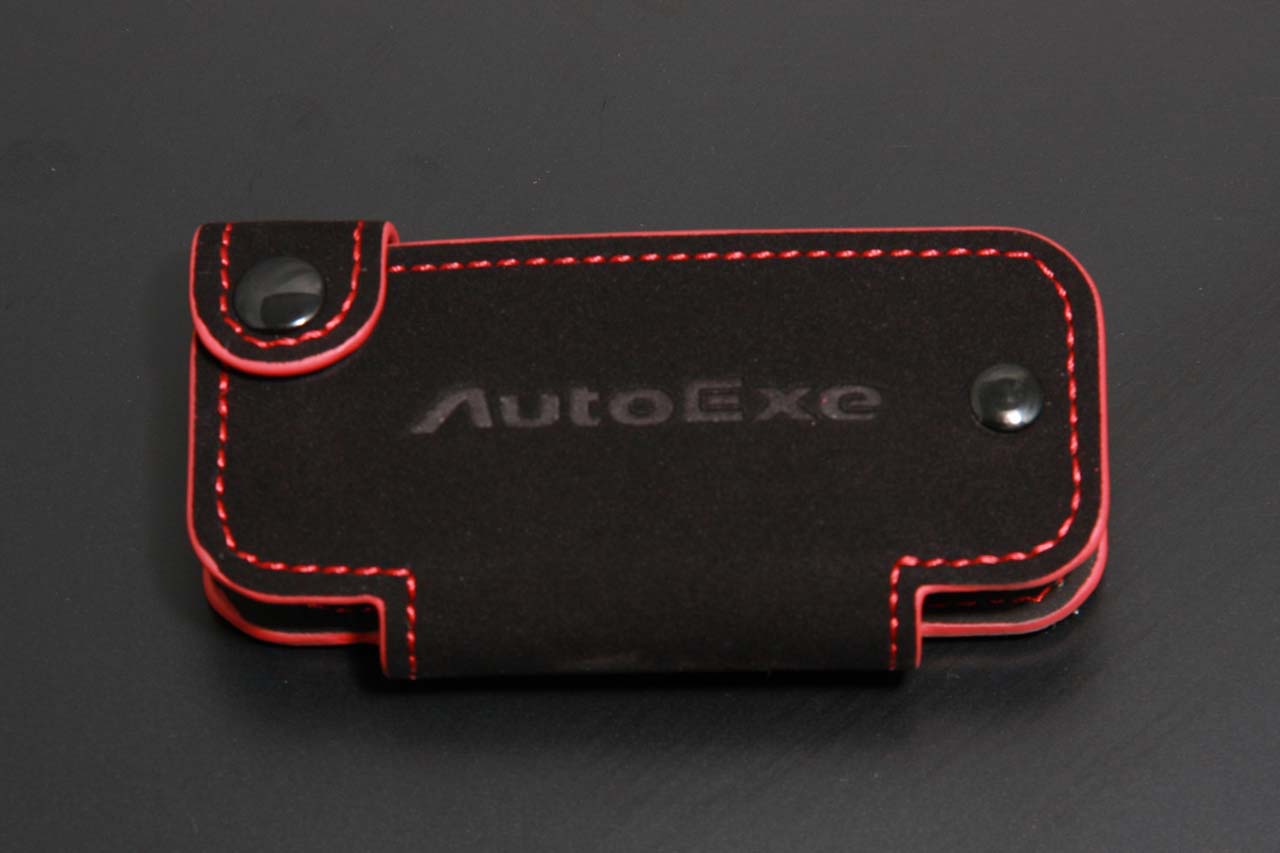 レッドステッチとAutoExeロゴ入りのキーケース