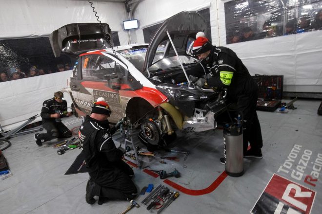 サービスパークでメンテナンスを受けるヤリ-マティ・ラトバラのトヨタ・ヤリスWRC