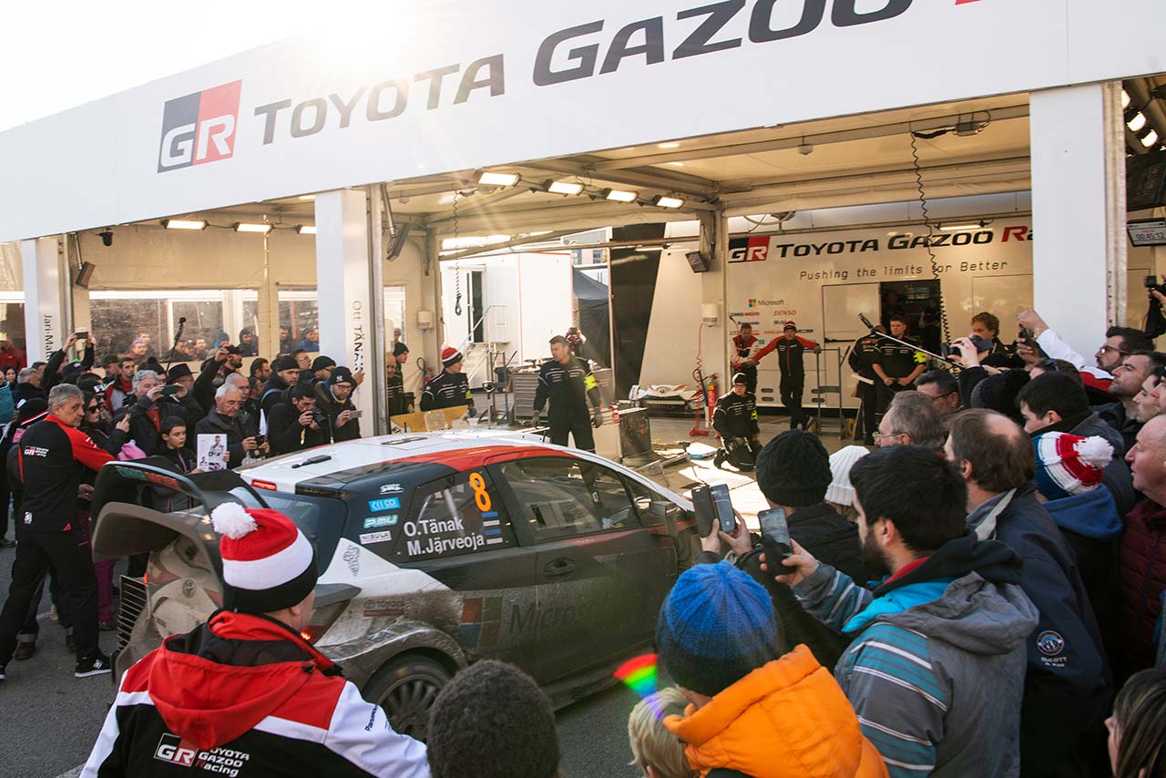 サービスパークでファンから歓迎を受けるオット・タナク（トヨタ・ヤリスWRC）