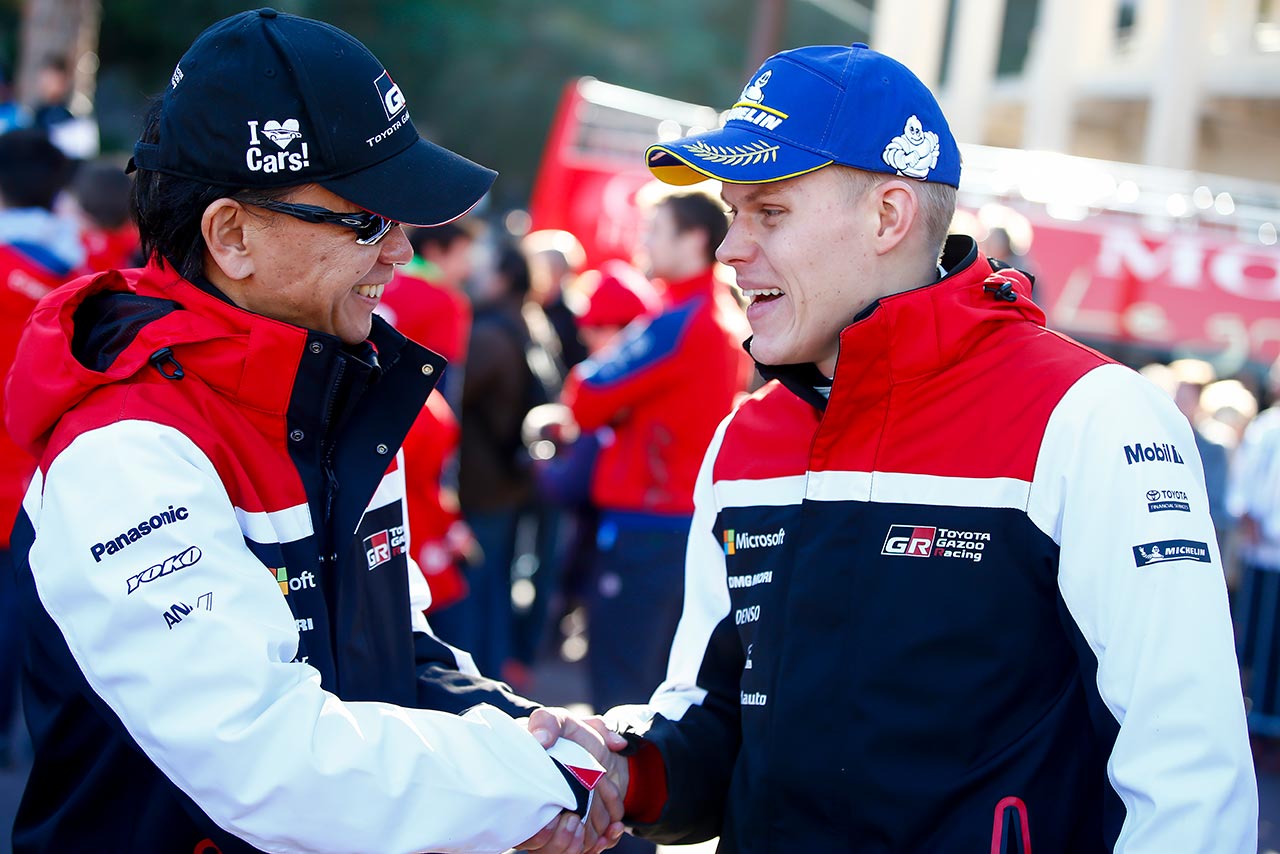 GAZOO Racing Companyの友山茂樹プレジデントと握手を交わすオット・タナク（右）