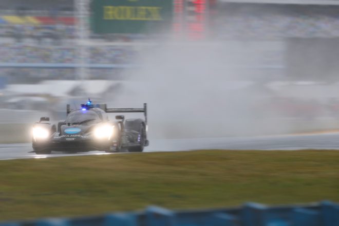 雨の中を走行する、コニカミノルタ・キャデラックDPi-V.Rの10号車キャデラック