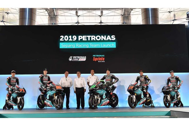 全チームのライダーが、自身の駆るマシンをアンベイルした。Moto3クラスに参戦する日本人ライダー佐々木（左端）も登場