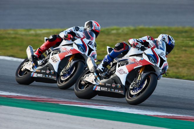 カウル右側は赤を基調としたカラーリングに