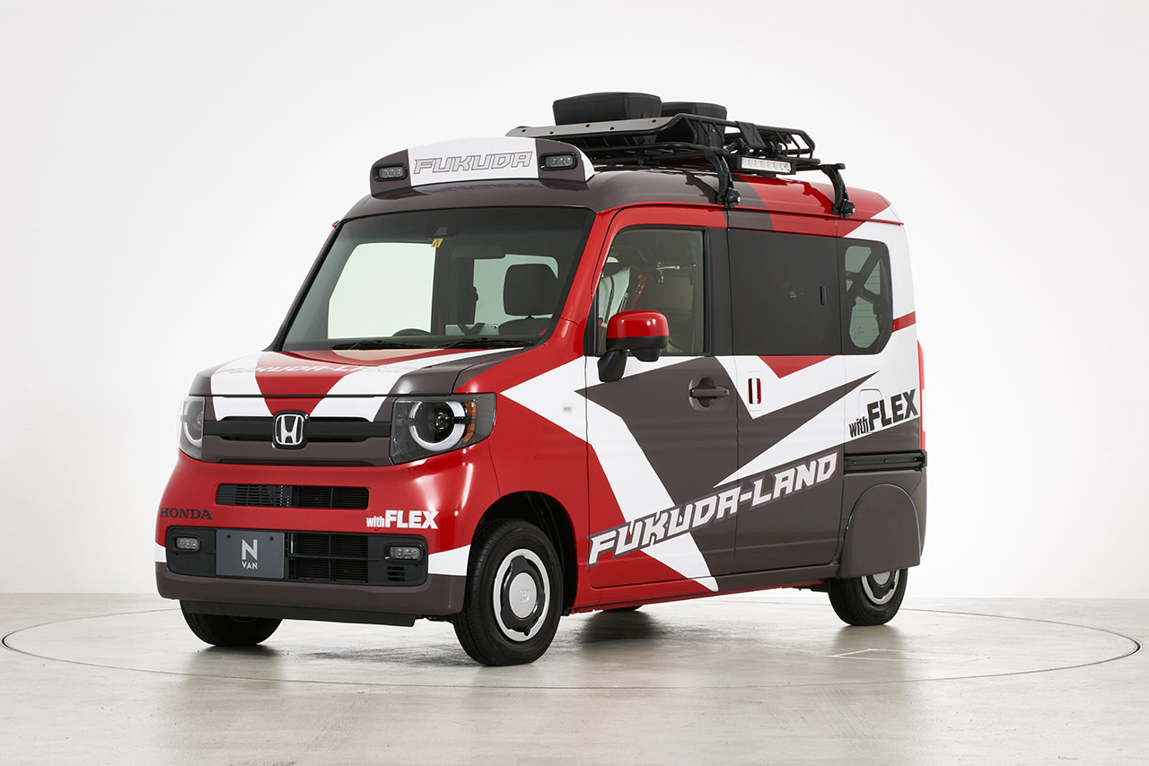 大阪オートメッセのホンダブースに展示されるN-VANチュートリアル福田カスタム仕様車 with FLEX