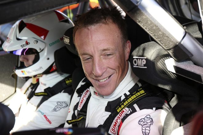 シェイクダウン後、笑みを浮かべながら取材に応じるクリス・ミーク（トヨタ・ヤリスWRC）