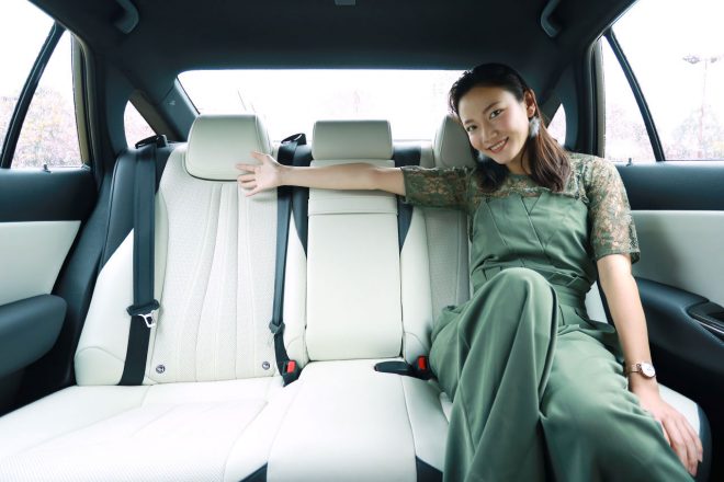 後部座席の第1印象は低く感じたが、実際に乗り込むとゆとりがあり、広々としている。