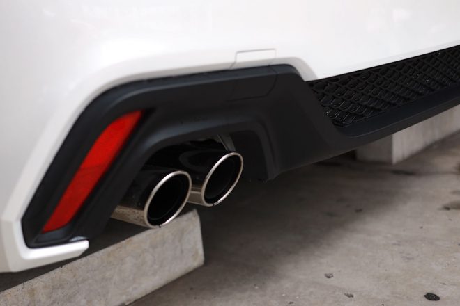 左右4本出しのエキゾーストテールパイプ