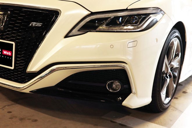 フロントバンパーはメッキモール付