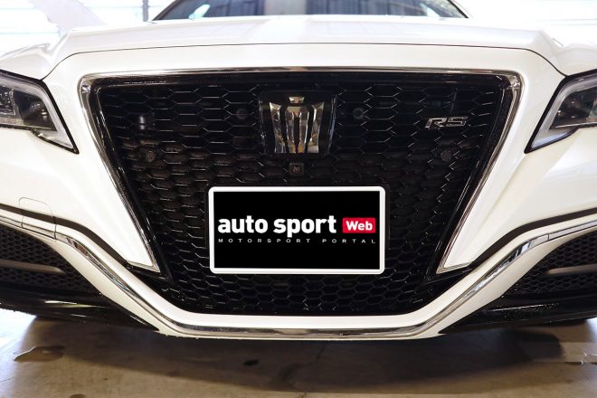 フロントグリルはメッシュパターン。開口部は落ち着いた印象の王冠型に変わった。