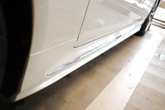 サイドシルにもフロントバンパーと同じくメッキがあしらわれている。