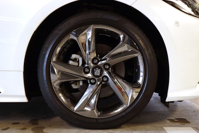 RS仕様の専用18インチホール。タイヤは225／45R18となっている。