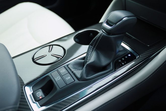 カーボン調のセンターコンソール。シフトノブ横には昇降式のカップホルダーを備える。