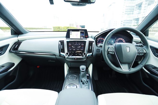 トヨタ・クラウン・RSアドバンスの車内（フロント）