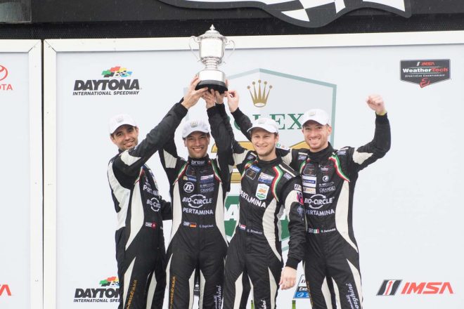 表彰台の頂点に立った（左から）ロルフ・イネイチェン、クリスチャン・エンゲルハート、リック・ブルーカーズ、ミルコ・ボルトロッティ