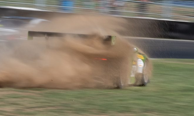 ハイスピードでコースアウトし土煙を巻き上げる540号車ポルシェ