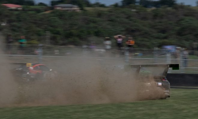 コントロールを失った540号車ポルシェは左方向にスピンしながらバリアへ