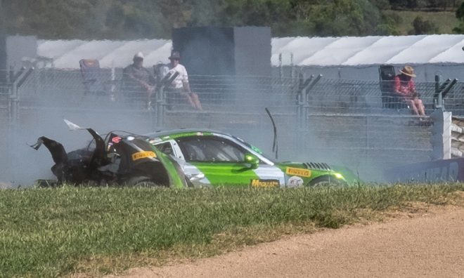 バリアへ激突した540号車ポルシェ。リヤ部分が大破している