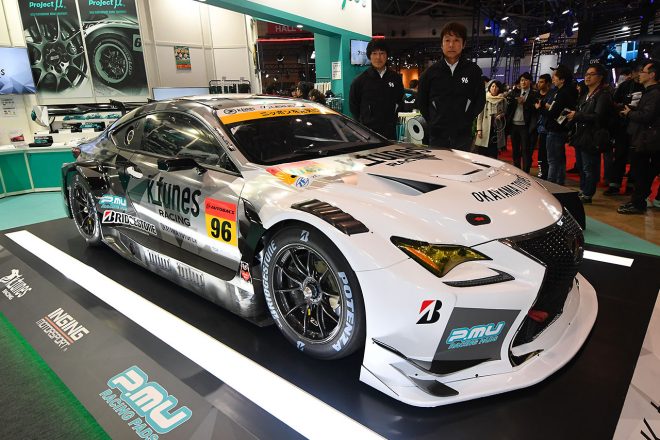 新たなカラーリングとなったK-tunes RC F GT3と新田守男、影山正彦監督