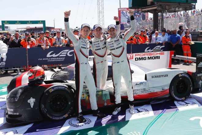 2017年のル・マン24時間で総合優勝を飾ったブレンドン・ハートレー(左)