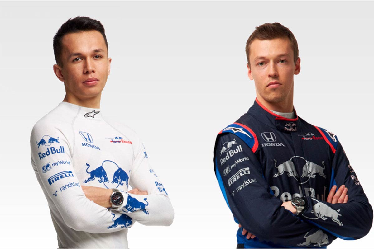 マイワールドのロゴはスーツの腕部分、レッドブルロゴの下にあしらわれる