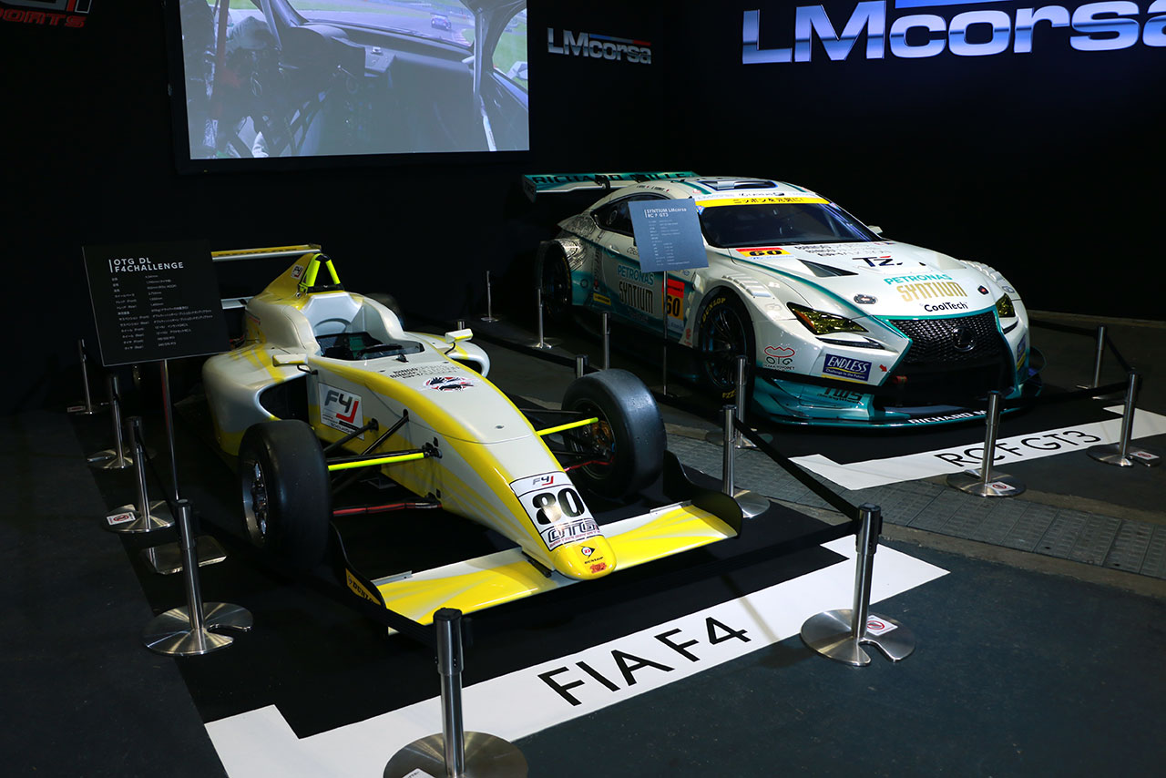 ブースには『OTG DL F4CHALLENGE』と『SYNTIUM LMcorsa RC F GT3』が展示