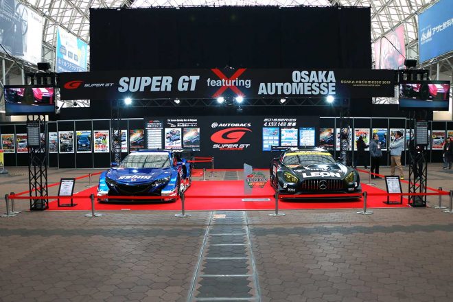 西ゲートから入場するとスーパーGTマシン2台が展示されている