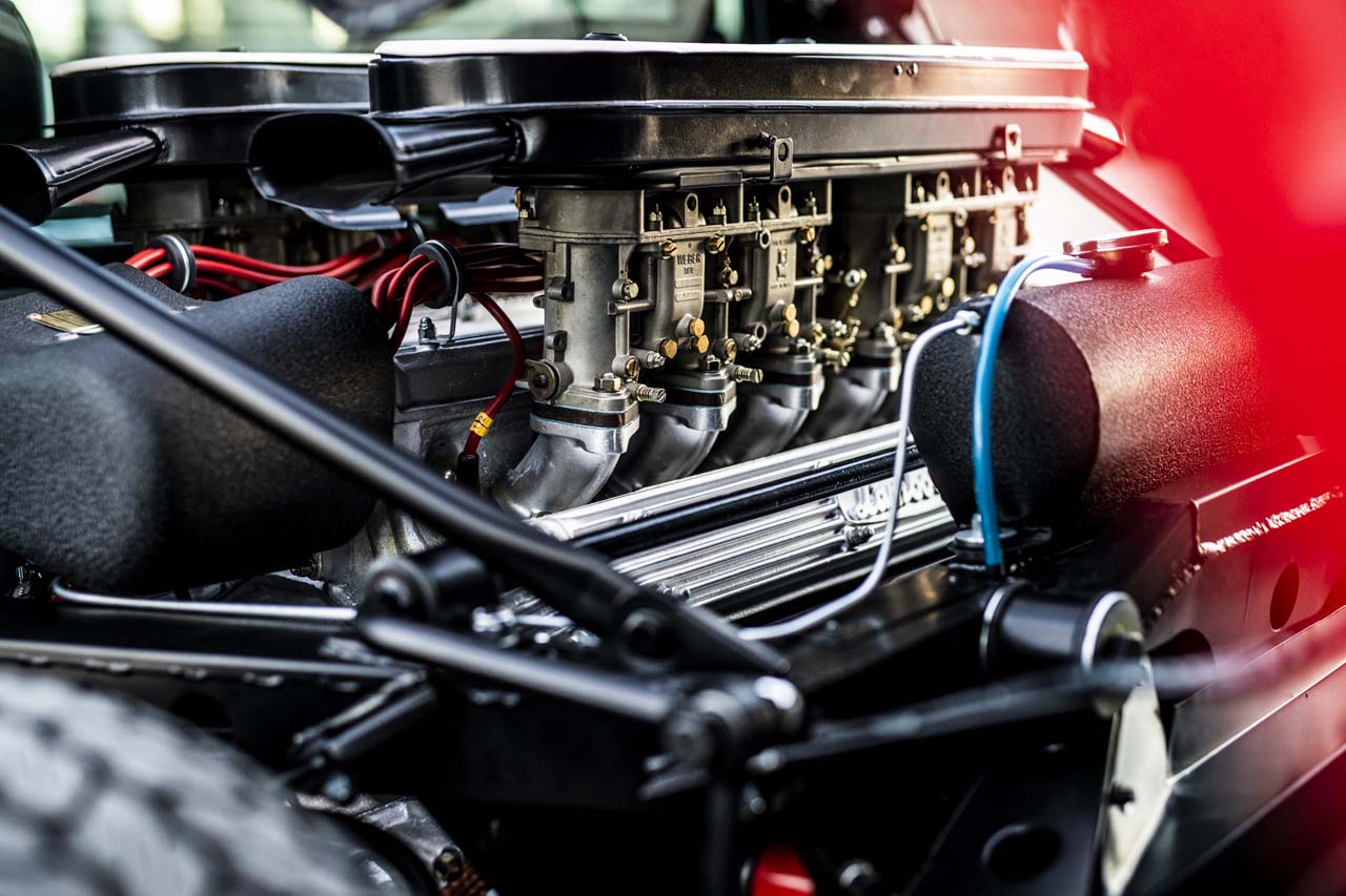 車両ミッドに横置きされるV12 DOHCエンジン