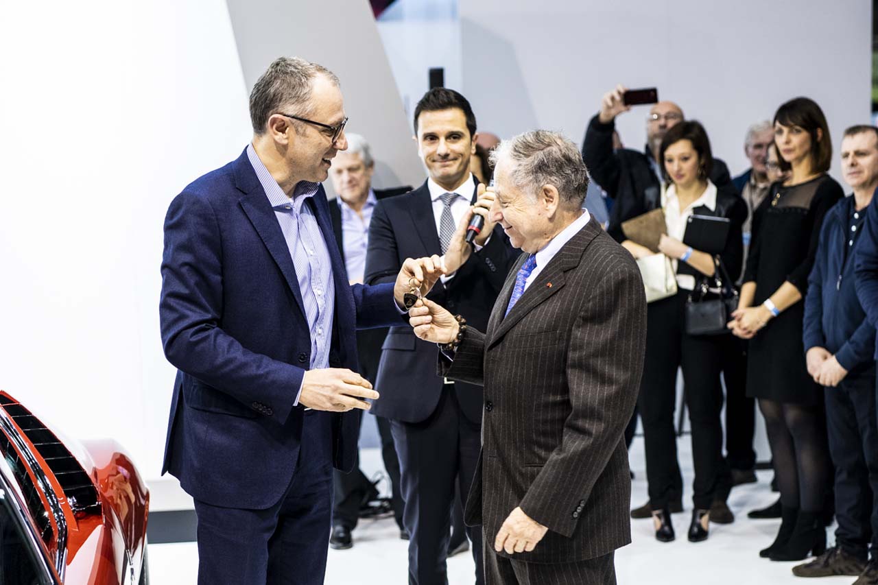 ランボルギーニのステファノ・ドメニカリCEOからレストアされた愛車のキーを受け取るジャン・トッドFIA会長