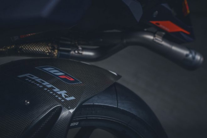 RC16のエキゾーストパイプ