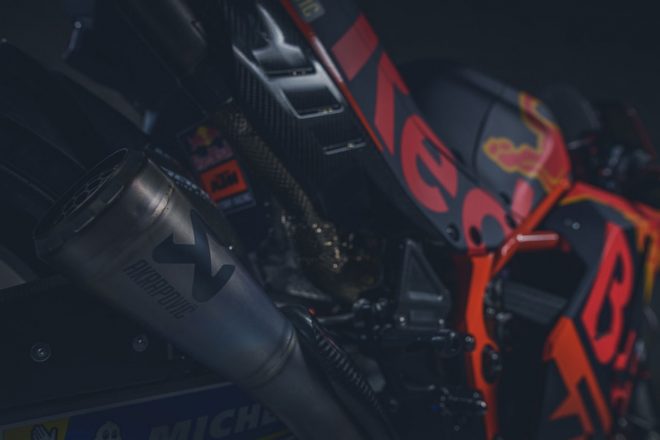 RC16マフラー回り