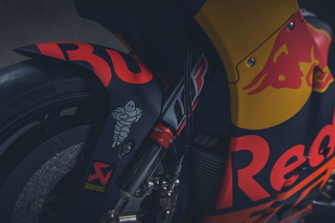 RC16のフロントサスペンション回り