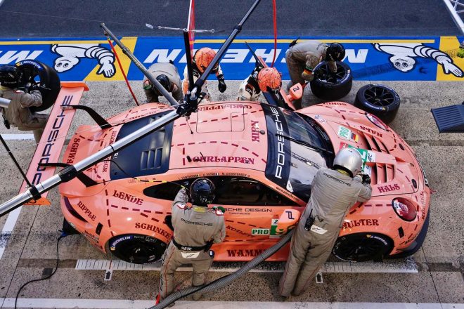 レース序盤のSCラン中に大量リードを築いて独走優勝した92号車ポルシェ911 RSR