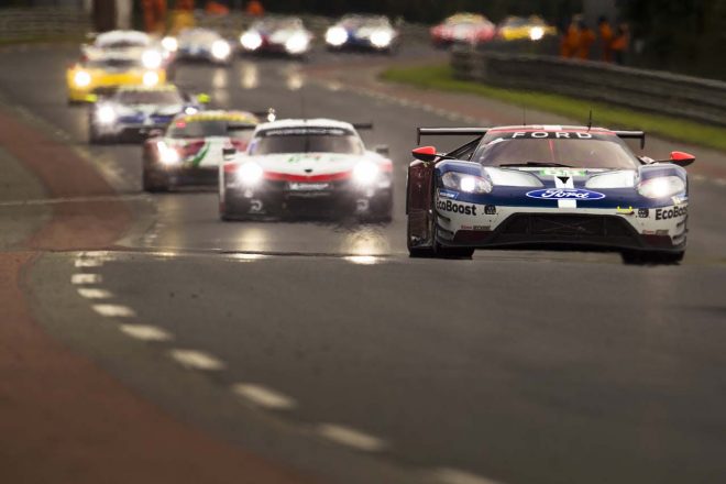 ル・マン、サルトサーキットを走行するLM-GTEクラスのマシン